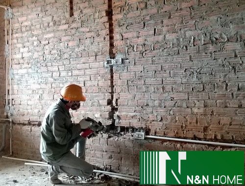 Nhân công N&N Home đang thi công hệ thống điện nước